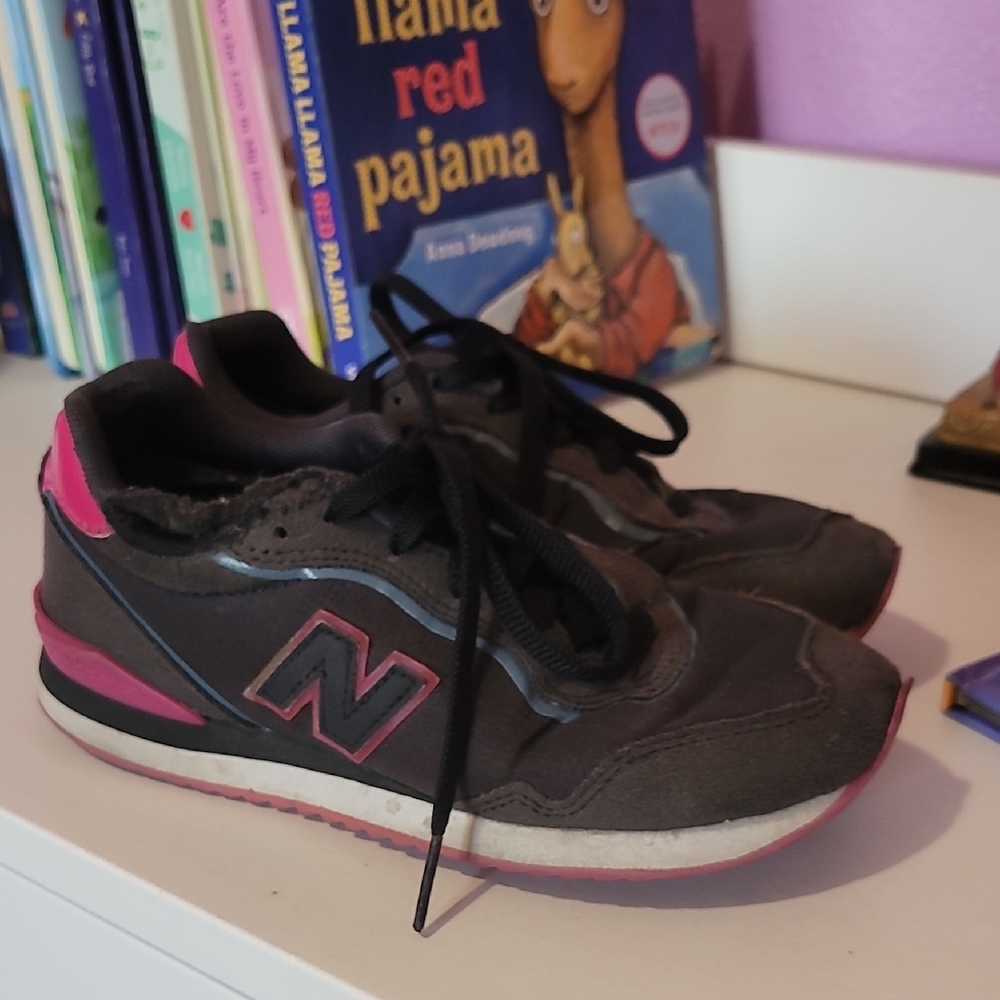 New Balance Women's Black and Pink Sneakers